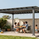 Terrassenüberdachung freistehend im Garten mit Familie und gemütlichem Essbereich